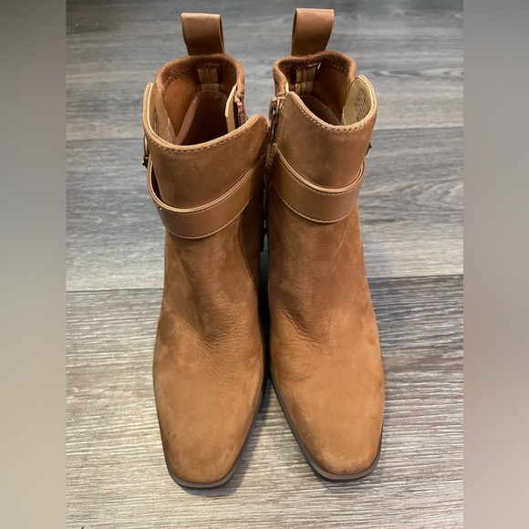 Shoes - Vionic Tenley Bootie Size 6.5

Worn a couple of times in good condition no box